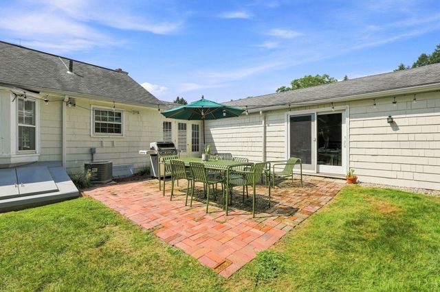 52 Blue Hills Rd, Amherst, MA 01002