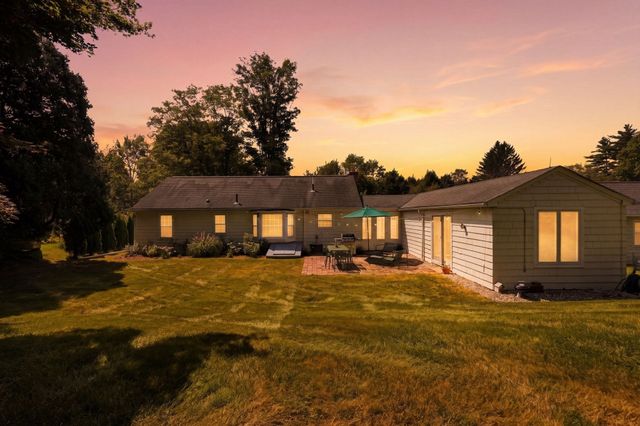 52 Blue Hills Rd, Amherst, MA 01002
