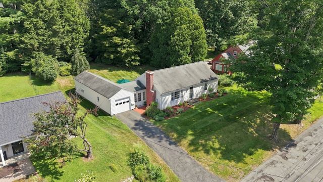 52 Blue Hills Rd, Amherst, MA 01002