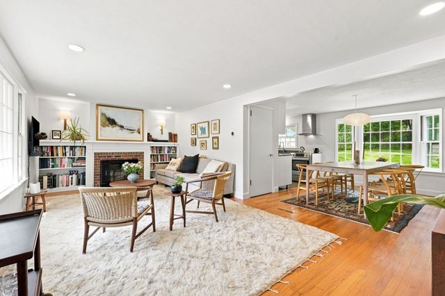 52 Blue Hills Rd, Amherst, MA 01002