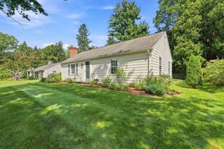 52 Blue Hills Rd, Amherst, MA 01002