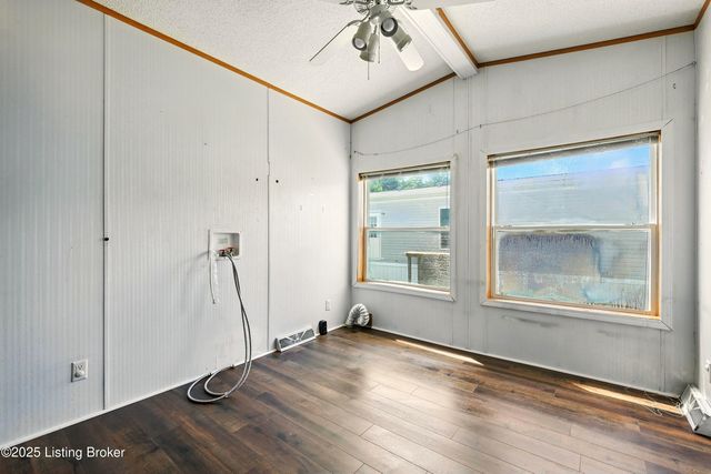 213 Octagon Ave, Louisville, KY 40229