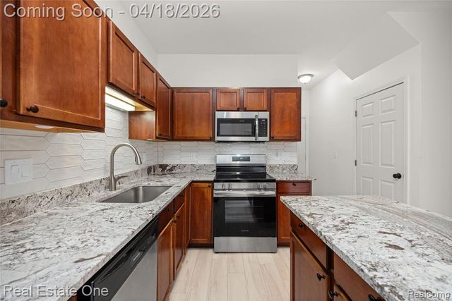 38182 Saratoga Circle Circle, Farmington Hills, MI 48331