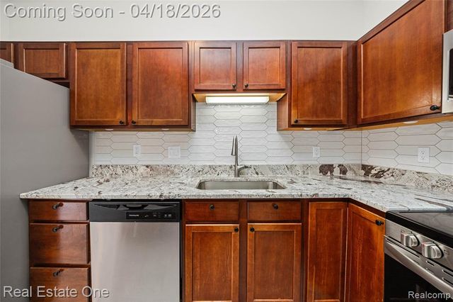 38182 Saratoga Circle Circle, Farmington Hills, MI 48331