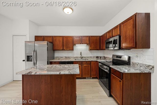 38182 Saratoga Circle Circle, Farmington Hills, MI 48331
