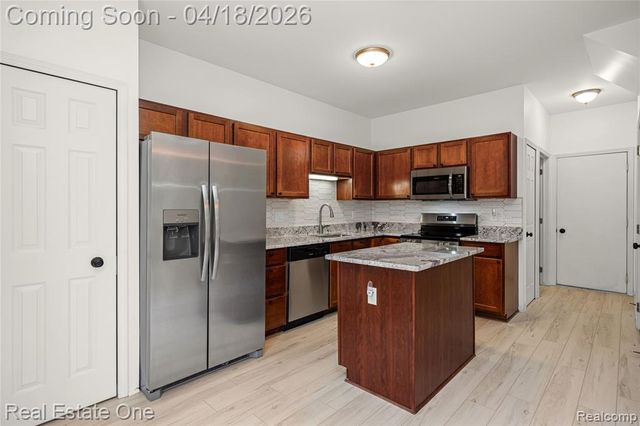 38182 Saratoga Circle Circle, Farmington Hills, MI 48331