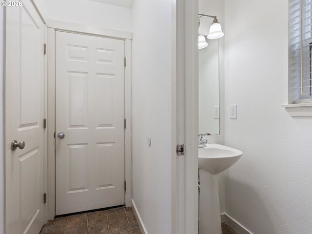 827 Nw 1ST Ave, Canby, OR 97013