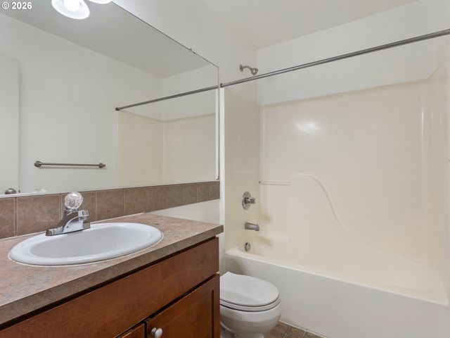 827 Nw 1ST Ave, Canby, OR 97013