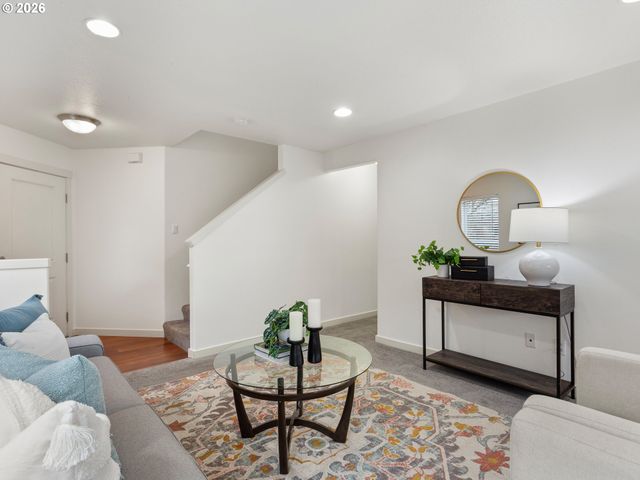 827 Nw 1ST Ave, Canby, OR 97013