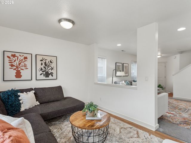 827 Nw 1ST Ave, Canby, OR 97013