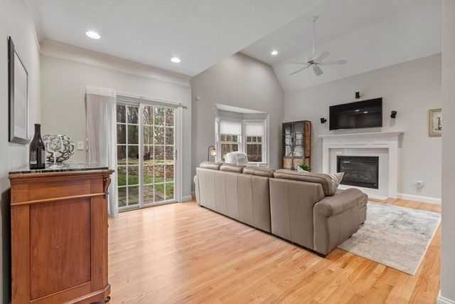 8 Mcneil Cir 8, Hopkinton, MA 01748