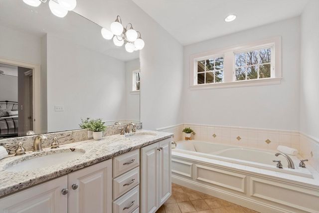 8 Mcneil Cir 8, Hopkinton, MA 01748