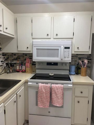 9340 Lagoon Place 202, Davie, FL 33324