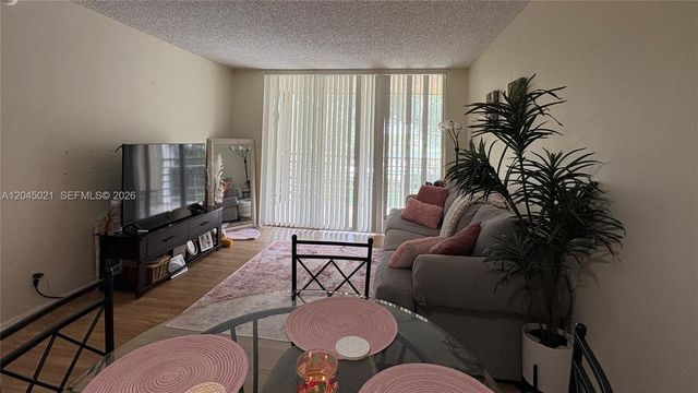 9340 Lagoon Place 202, Davie, FL 33324