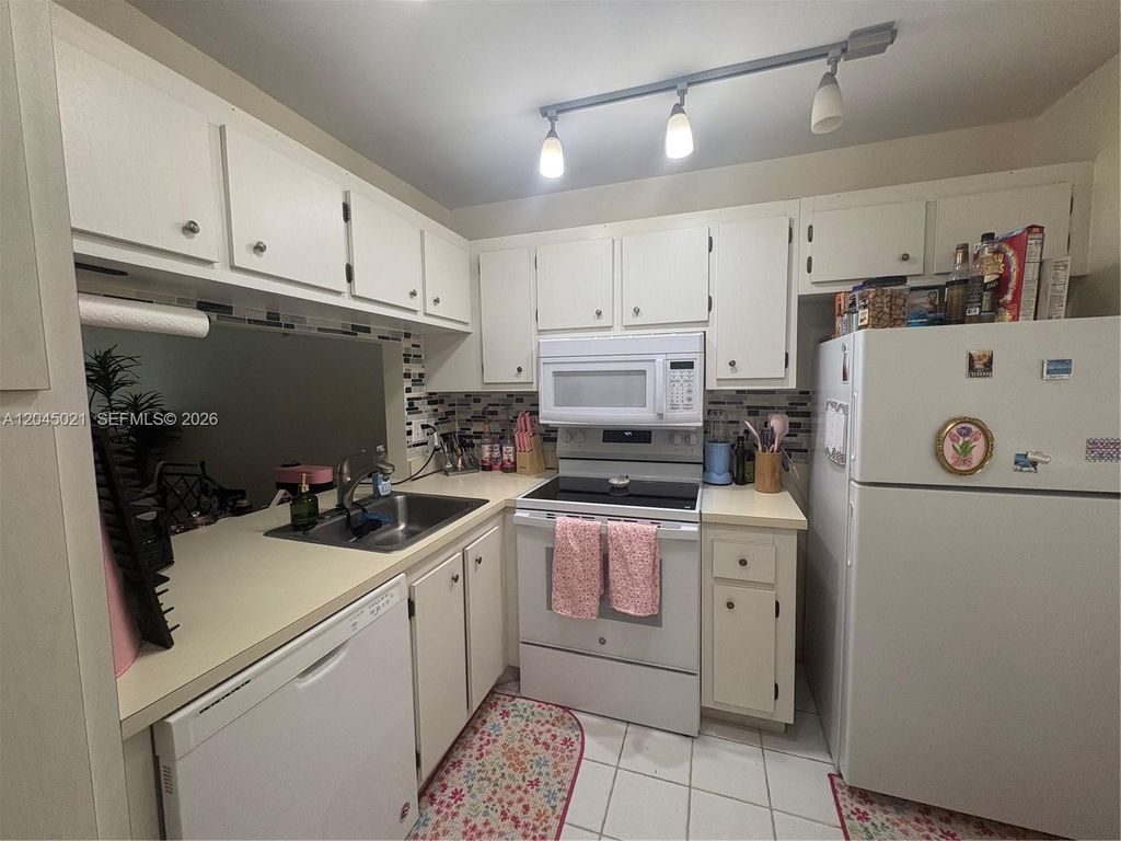 9340 Lagoon Place 202, Davie, FL 33324