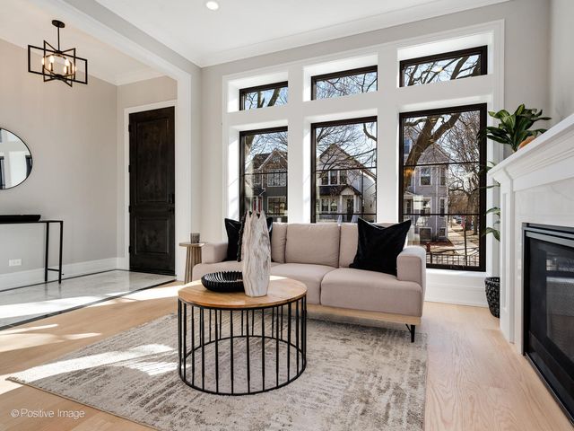 2902 N Seeley Avenue, Chicago, IL 60618