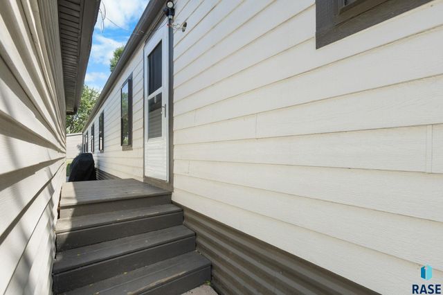 1010 S Ruby Pl, Sioux Falls, SD 57106