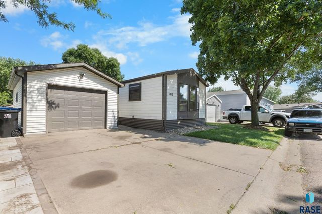 1010 S Ruby Pl, Sioux Falls, SD 57106