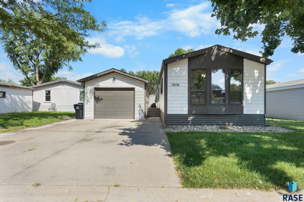 1010 S Ruby Pl, Sioux Falls, SD 57106