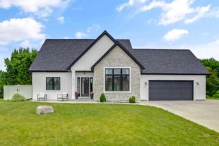 W214 Thompson CIRCLE, Oconomowoc, WI 53066