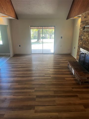 401 Crystal Creek Drive, Livingston, TX 77351