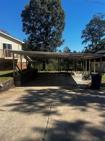 401 Crystal Creek Drive, Livingston, TX 77351