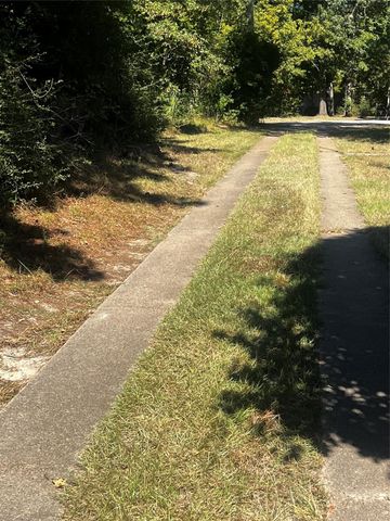 401 Crystal Creek Drive, Livingston, TX 77351