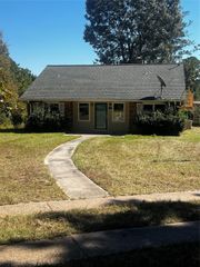 401 Crystal Creek Drive, Livingston, TX 77351