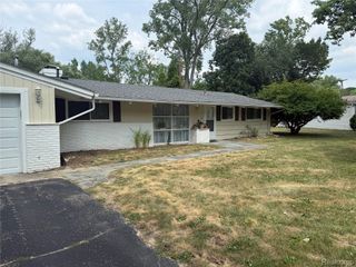 3637 Shallow Brook Drive, Bloomfield Hills, MI 48302