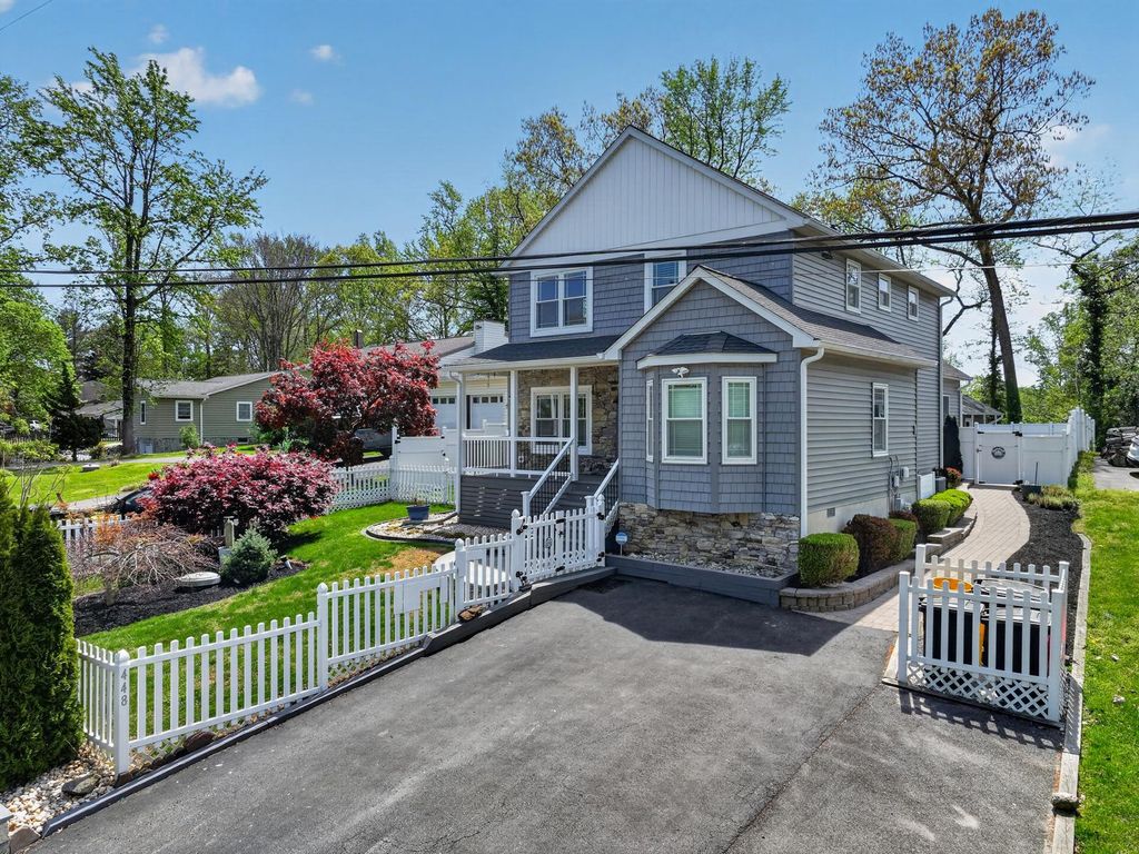 Image 1 of property listing at 448 MAPLE LEAF DR, Edgewater, MD 21037