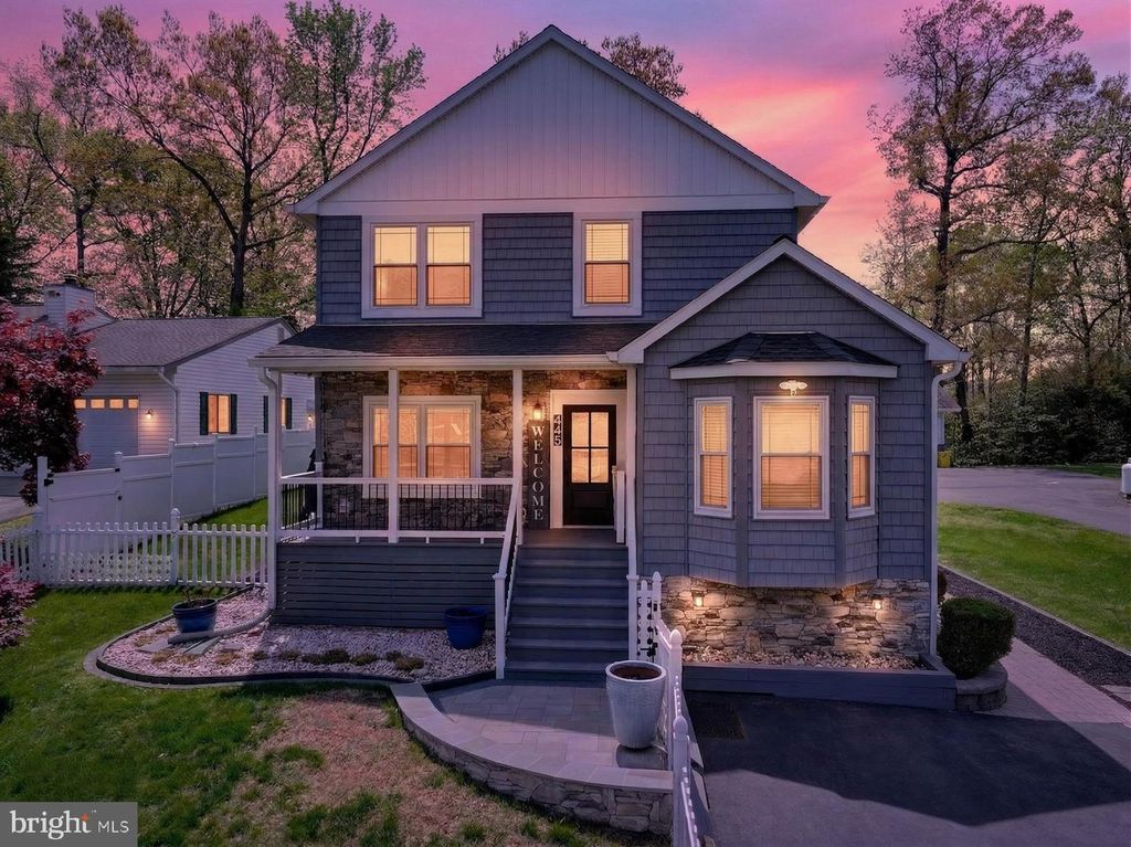 Image 3 of property listing at 448 MAPLE LEAF DR, Edgewater, MD 21037