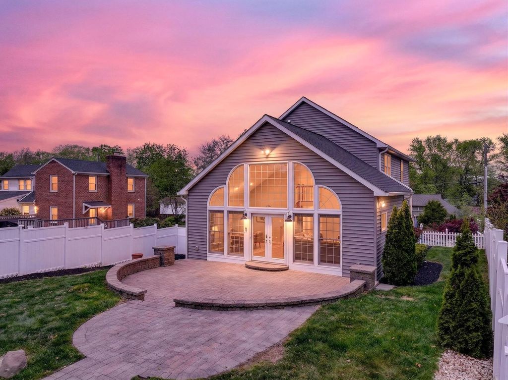 Image 5 of property listing at 448 MAPLE LEAF DR, Edgewater, MD 21037