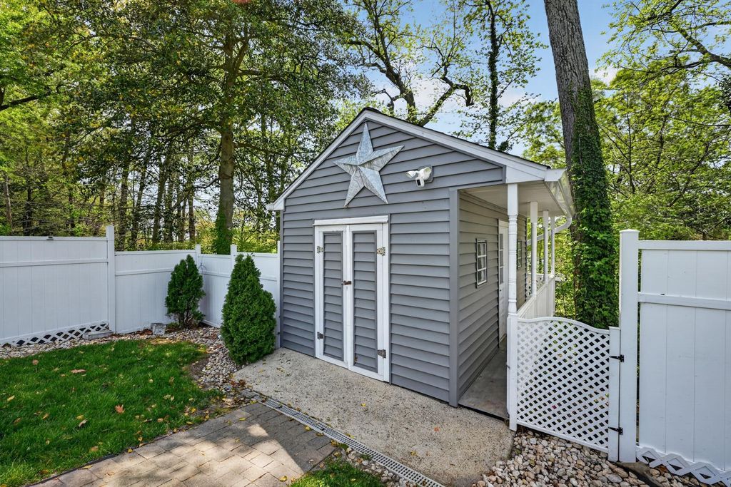 Image 7 of property listing at 448 MAPLE LEAF DR, Edgewater, MD 21037