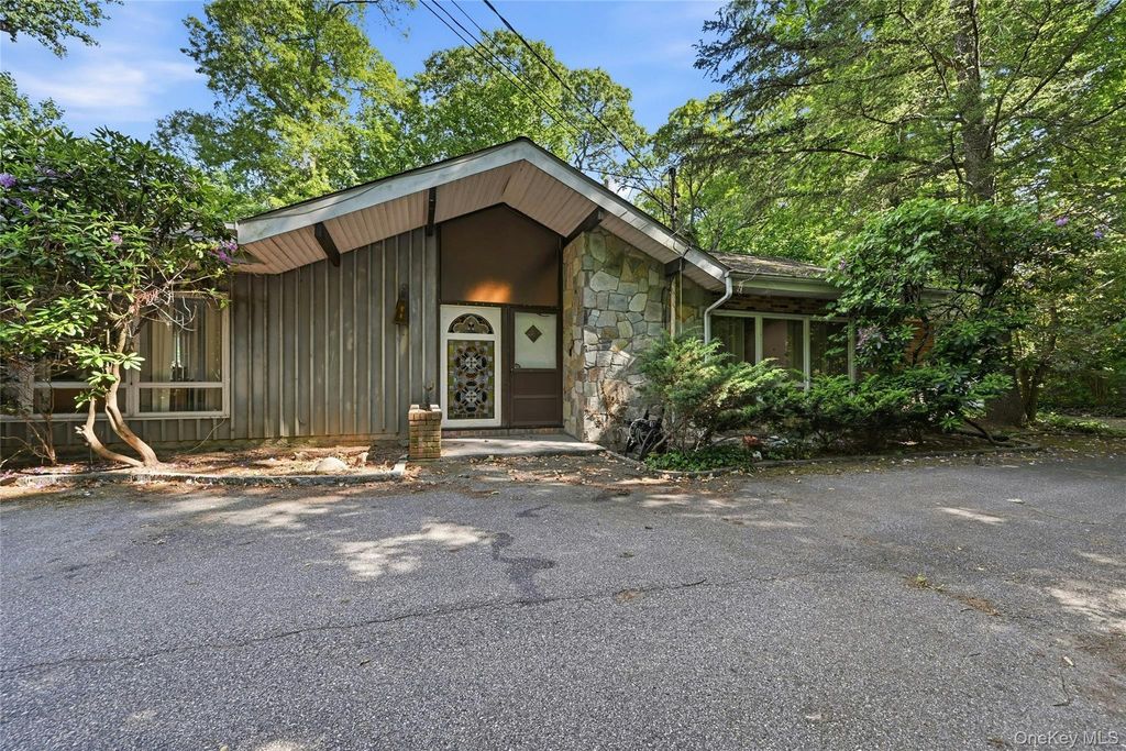 12 Tall Tree Court, Cold Spring Harbor, NY 11724