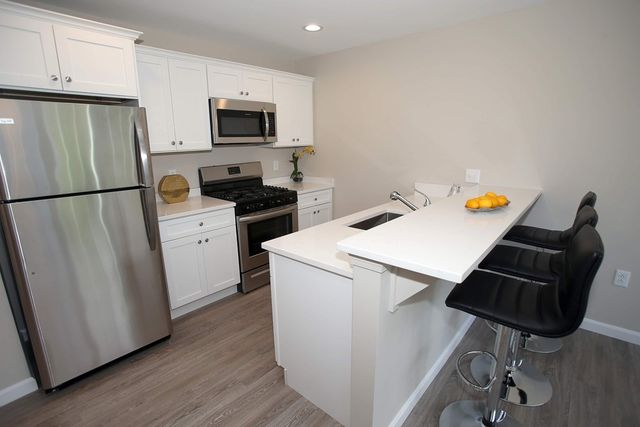 30 Temple 303, Whitman, MA 02382