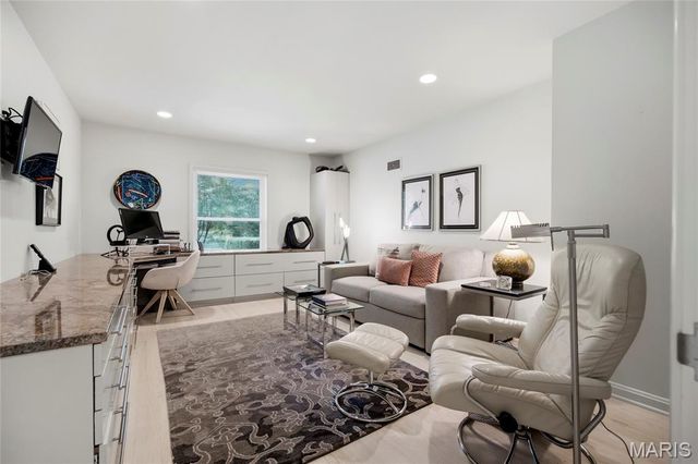 9005 Greenridge Drive, Richmond Heights, MO 63117
