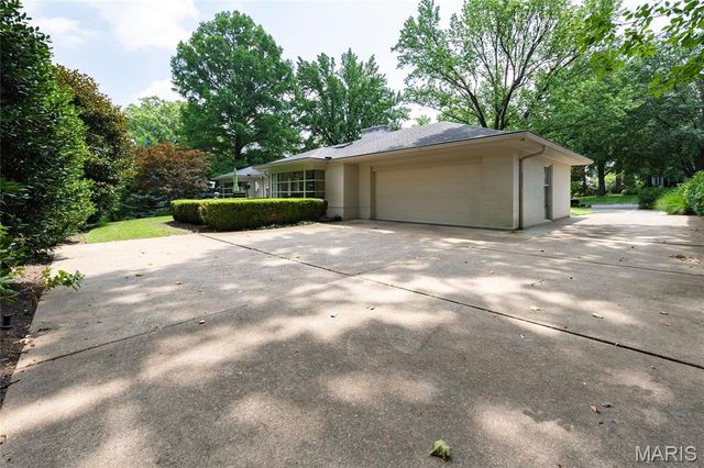 9005 Greenridge Drive, Richmond Heights, MO 63117
