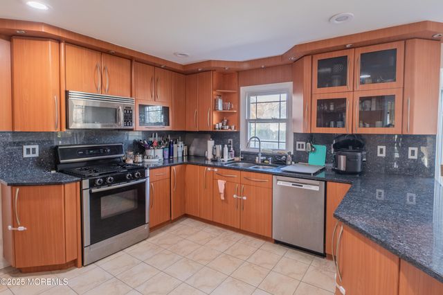 12 Pence Road, Manalapan, NJ 07726