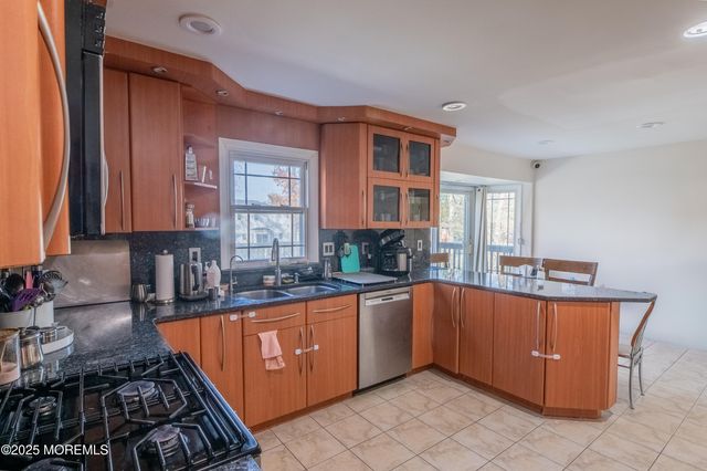 12 Pence Road, Manalapan, NJ 07726