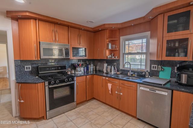 12 Pence Road, Manalapan, NJ 07726