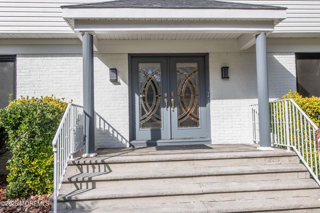 12 Pence Road, Manalapan, NJ 07726