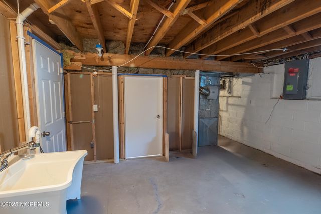 12 Pence Road, Manalapan, NJ 07726