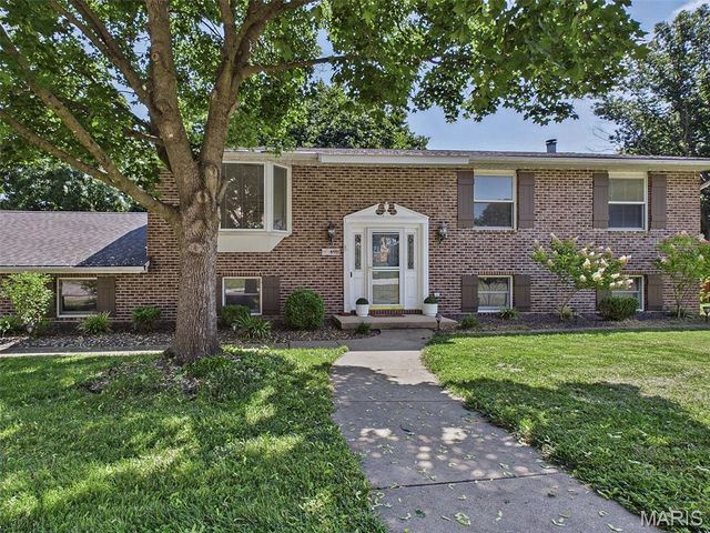 4911 Westmont Avenue, Godfrey, IL 62035