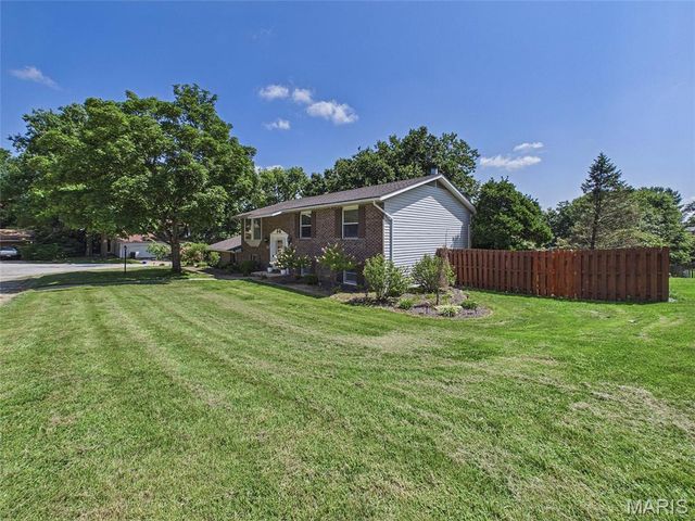 4911 Westmont Avenue, Godfrey, IL 62035
