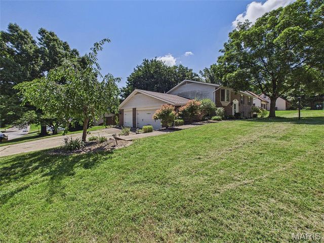 4911 Westmont Avenue, Godfrey, IL 62035
