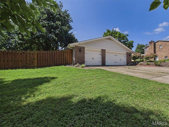 4911 Westmont Avenue, Godfrey, IL 62035