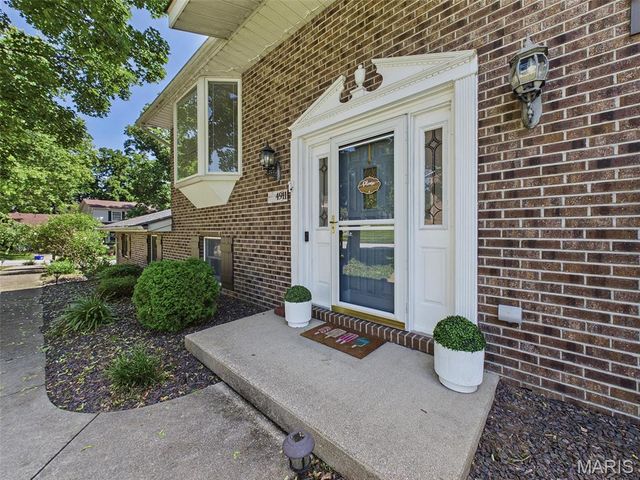 4911 Westmont Avenue, Godfrey, IL 62035