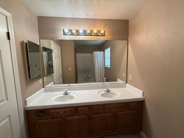 217 Castile Ln, Turlock, CA 95382