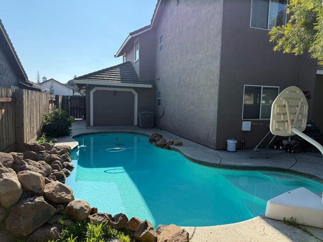 217 Castile Ln, Turlock, CA 95382