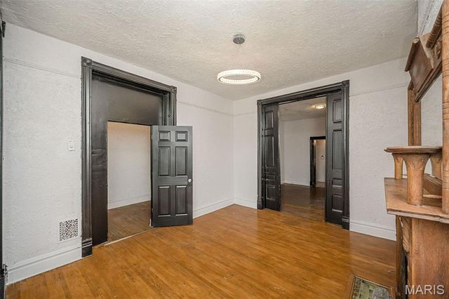 4371 W Belle Place, St Louis, MO 63108